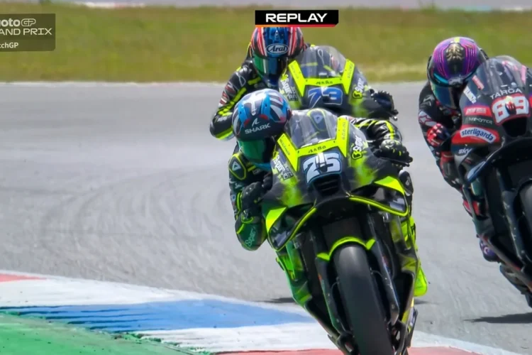 Piloti su moto sportive corrono veloci durante Gran Premio Assen.