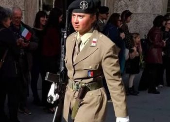 in foto Noemi Saetta. La giovane soldatessa dell'Esercito è morta mentre prestava servizio a Roma. Il ministro Guido Crosetto ha espresso vicinanza alla famiglia e ai colleghi del Reggimento Lancieri di Montebello.