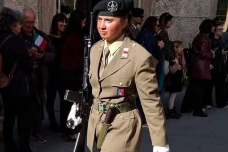 in foto Noemi Saetta. La giovane soldatessa dell'Esercito è morta mentre prestava servizio a Roma. Il ministro Guido Crosetto ha espresso vicinanza alla famiglia e ai colleghi del Reggimento Lancieri di Montebello.