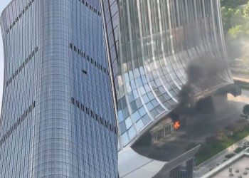 Incidente a Pechino: aereo ultraleggero impatta contro il grattacielo più alto