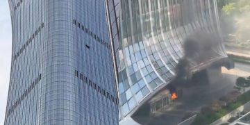 Incidente a Pechino: aereo ultraleggero impatta contro il grattacielo più alto