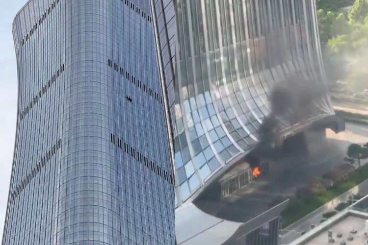 Incidente a Pechino: aereo ultraleggero impatta contro il grattacielo più alto