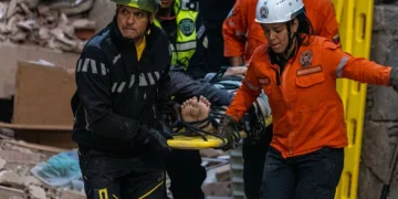 Soccorritori trasportano vittima su barella dopo terremoto a Caracas in Venezuela