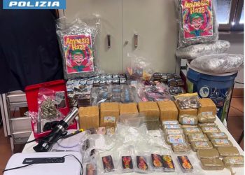 Tutta la droga sequestrata a Campagnano di Roma, una villetta nascondeva un centro di smistamento droga. La polizia ha sequestrato 42 kg di stupefacenti e attrezzature sofisticate