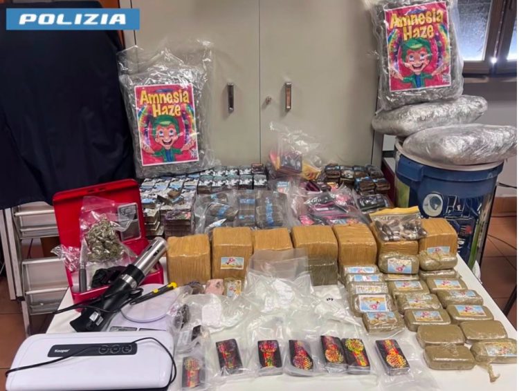 Tutta la droga sequestrata a Campagnano di Roma, una villetta nascondeva un centro di smistamento droga. La polizia ha sequestrato 42 kg di stupefacenti e attrezzature sofisticate