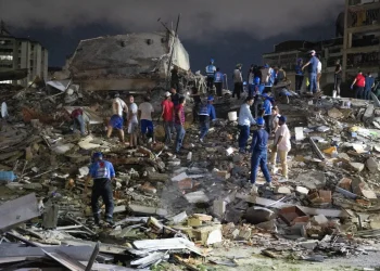 Vigili del fuoco venezuelani cercano sopravvissuti tra le macerie di un edificio crollato
