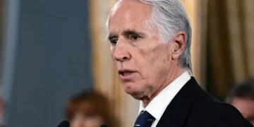 Giovanni Malagò indossa giacca e cravatta mentre parla al microfono sul futuri nella figc