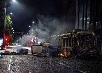 Un autobus incendiato durante le proteste anti-migranti a Belfast in Irlanda del Nord