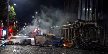 Un autobus incendiato durante le proteste anti-migranti a Belfast in Irlanda del Nord