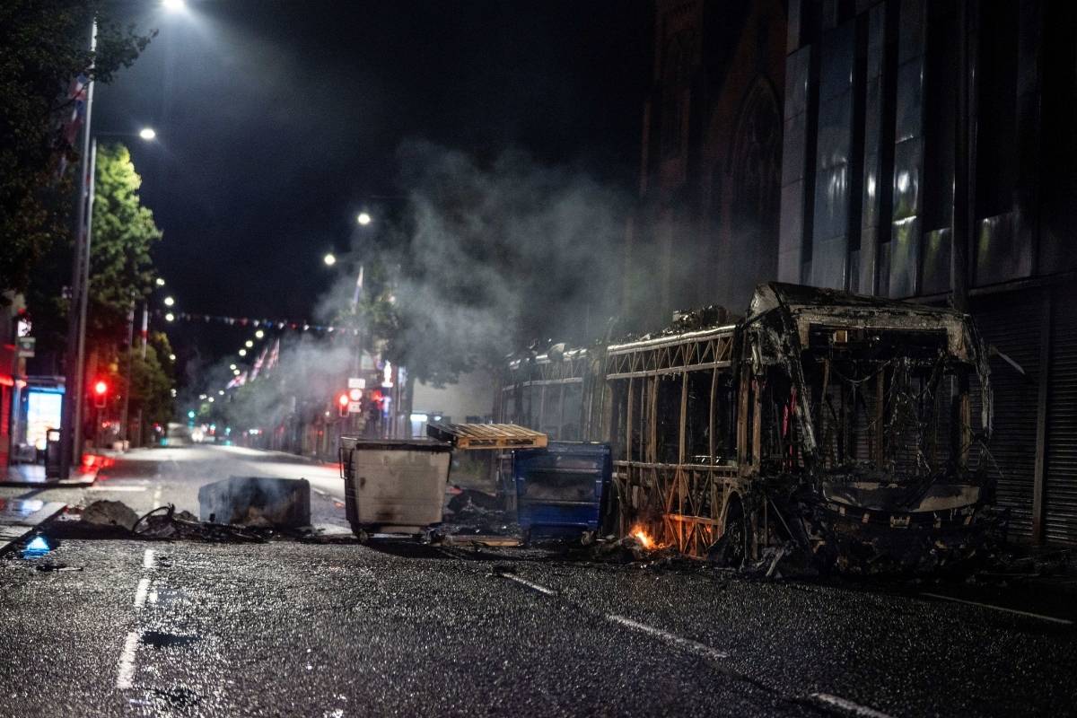 Infiammano le proteste anti-migranti a Belfast dopo l’accoltellamento di un uomo