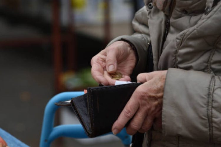 uomo seduto con portafoglio in mano