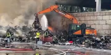 Milano: incendio ricicleria, Comune chiede di tenere le finestre chiuse | credits: @MiTomorrow via X