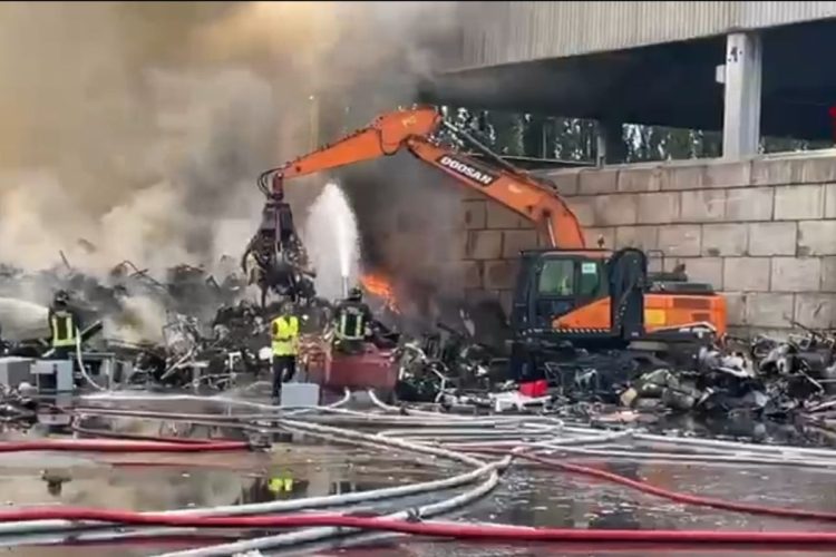 Milano: incendio ricicleria, Comune chiede di tenere le finestre chiuse | credits: @MiTomorrow via X