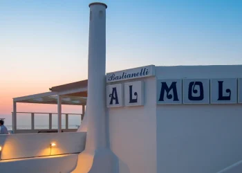 Ristorante "Al Molo - Bastianelli" al tramonto sul mare.