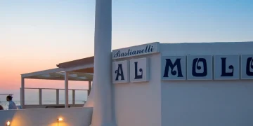 Ristorante "Al Molo - Bastianelli" al tramonto sul mare.