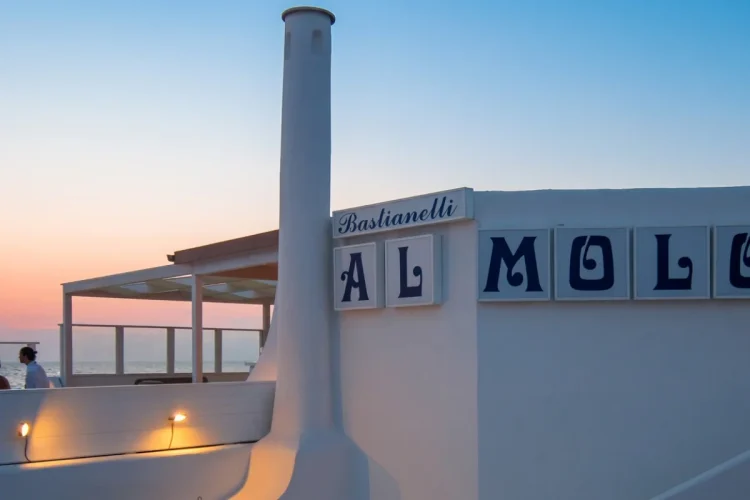Ristorante "Al Molo - Bastianelli" al tramonto sul mare.