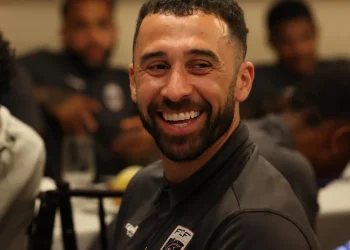 Roberto Lopes sorride durante una cena con la squadra di Capo Verde.