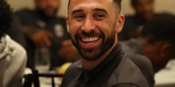 Roberto Lopes sorride durante una cena con la squadra di Capo Verde.