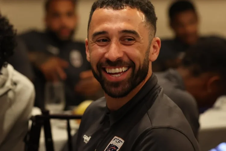 Roberto Lopes sorride durante una cena con la squadra di Capo Verde.