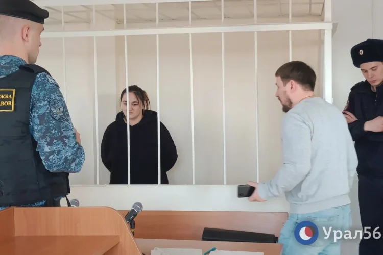 Donne e uomini in gabbia in aula di tribunale in Russia.