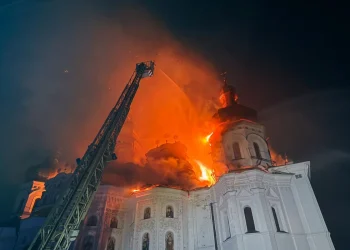 Vigili del fuoco domano incendio in monastero Pechersk Lavra, Kyiv