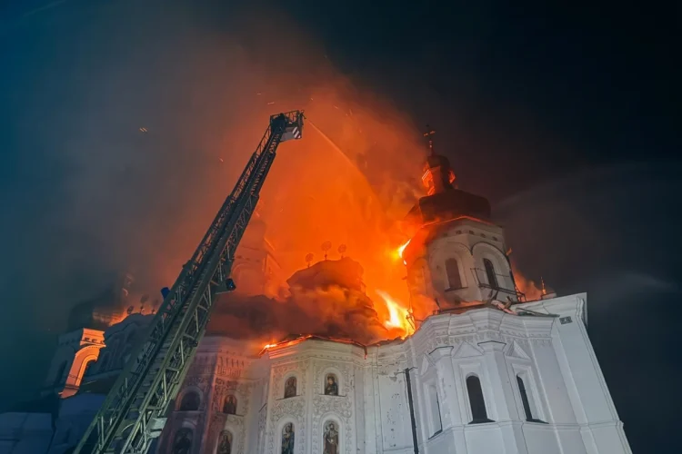 Vigili del fuoco domano incendio in monastero Pechersk Lavra, Kyiv