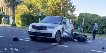 Schianto tra un suv e uno scooter nella notte a Pietrasanta