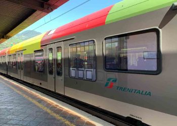 Un treno fermo ai binari di una stazione. Preoccupazione per lo sciopero dei treni del 11 12 giugno 2026