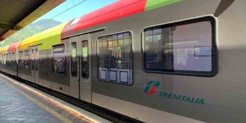 Un treno fermo ai binari di una stazione. Preoccupazione per lo sciopero dei treni del 11 12 giugno 2026