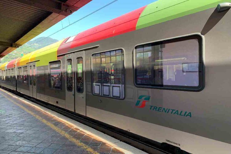 Un treno fermo ai binari di una stazione. Preoccupazione per lo sciopero dei treni del 11 12 giugno 2026