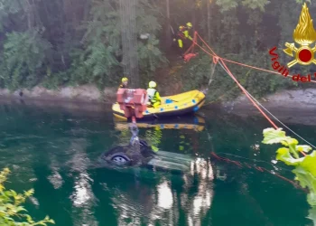 Vigili del Fuoco soccorrono vettura finita nel canale Villoresi