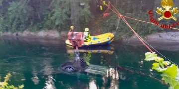 Vigili del Fuoco soccorrono vettura finita nel canale Villoresi