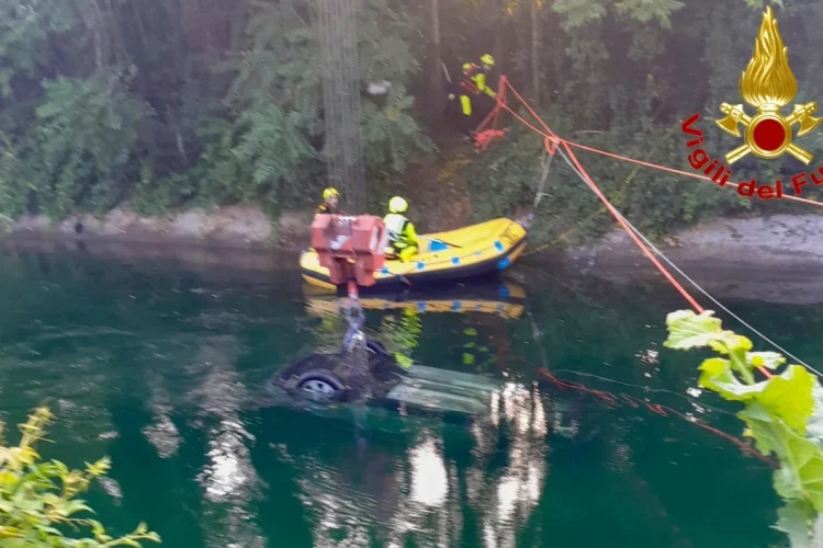 Vigili del Fuoco soccorrono vettura finita nel canale Villoresi