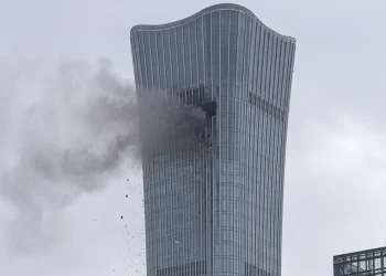 Fumo e detriti escono dalla CITIC Tower a Pechino