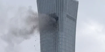 Fumo e detriti escono dalla CITIC Tower a Pechino