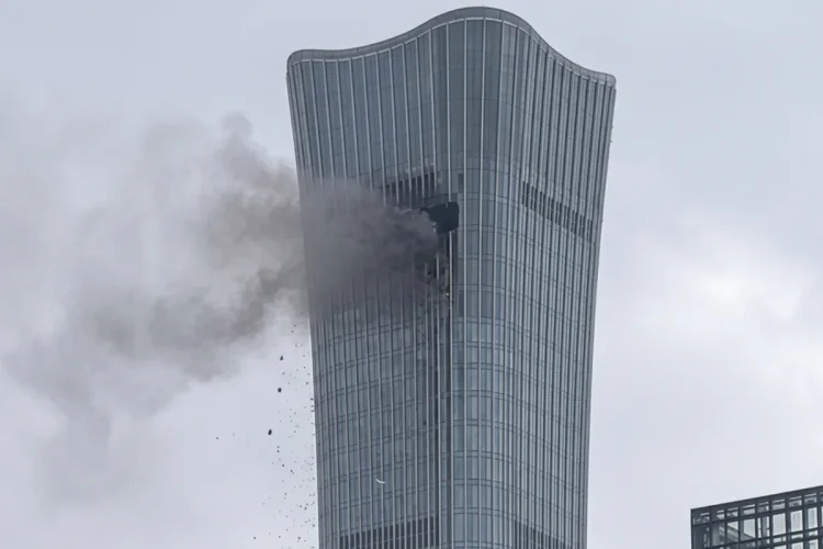 Fumo e detriti escono dalla CITIC Tower a Pechino