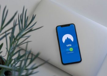 Telefono con VPN; Blocco social ai minorenni in UK, raggiro attraverso utilizzo VPN