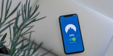 Telefono con VPN; Blocco social ai minorenni in UK, raggiro attraverso utilizzo VPN