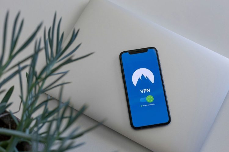 Telefono con VPN; Blocco social ai minorenni in UK, raggiro attraverso utilizzo VPN