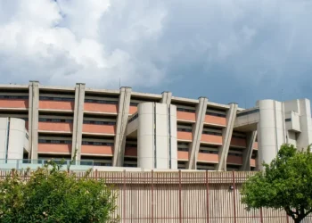 Esterno del Carcere di Sollicciano con barriere e alberi