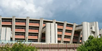 Esterno del Carcere di Sollicciano con barriere e alberi