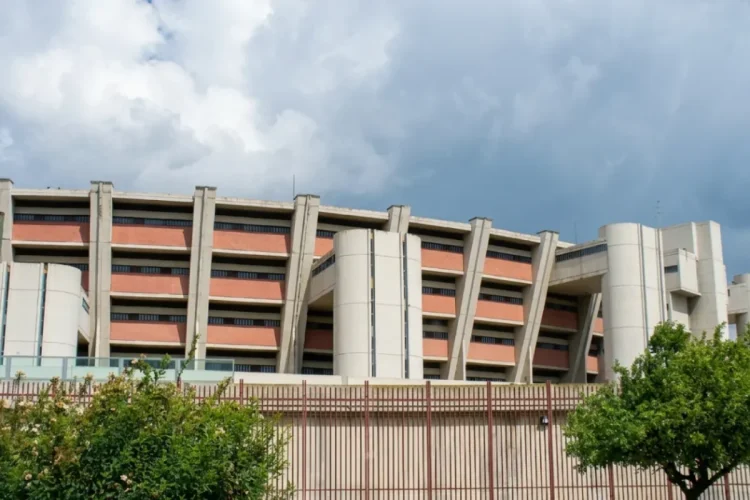 Esterno del Carcere di Sollicciano con barriere e alberi