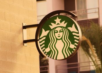 Insegna Starbucks fuori da un negozio. La catena chiude per un giorno in Corea del Sud per una lezione di storia obbligatoria