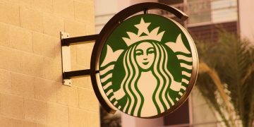 Insegna Starbucks fuori da un negozio. La catena chiude per un giorno in Corea del Sud per una lezione di storia obbligatoria