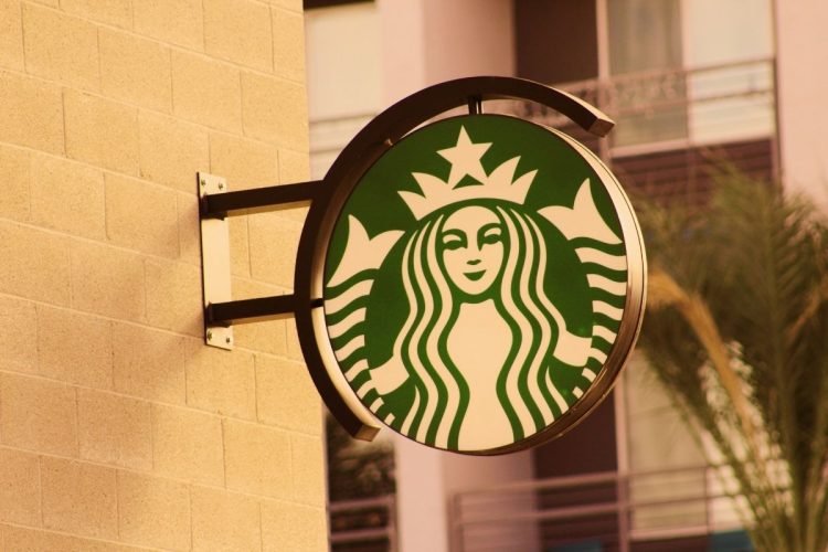 Insegna Starbucks fuori da un negozio. La catena chiude per un giorno in Corea del Sud per una lezione di storia obbligatoria