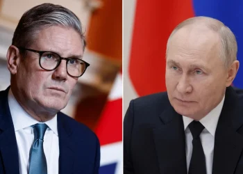 Keir Starmer e Vladimir Putin osservano con espressioni serie.
