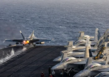 Aereo da caccia F-18 decolla da portaerei in mare aperto.