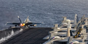 Aereo da caccia F-18 decolla da portaerei in mare aperto.