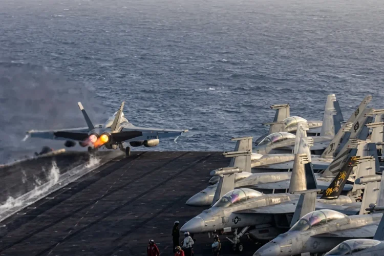 Aereo da caccia F-18 decolla da portaerei in mare aperto.