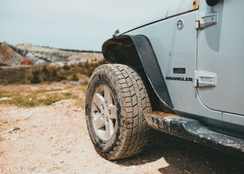 Una Jeep Wrangler con le ruote infangate. Stellantis e il richiamo di 1,3 milioni di modelli